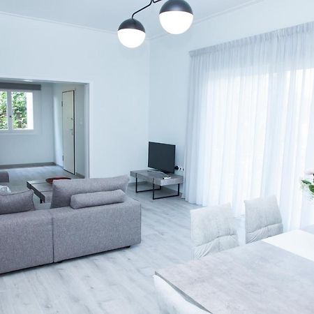 Sunny And Minimal Apt In Glyfada With 3 Bdrm Athena Bagian luar foto