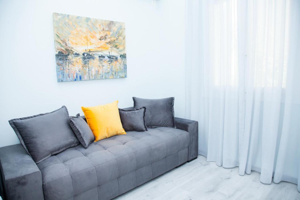 Sunny And Minimal Apt In Glyfada With 3 Bdrm Athena Bagian luar foto